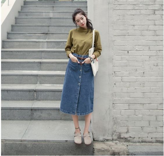Mix chân váy jean dài cùng áo thun đơn giản giúp bạn sở hữu vẻ ngoài vừa thanh lịch vừa năng động.