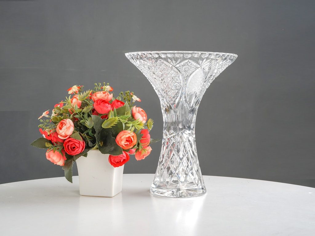 Bình hoa cổ xòe pha lê có thể dùng kết hợp để cắm hoa hoặc như một vật trang trí